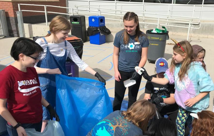 一群学生和孩子在捡垃圾